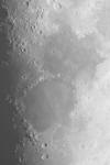 Tagaufnahme vom Mond in schwarzweiss