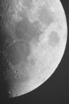 Tagaufnahme vom Mond in schwarzweiss